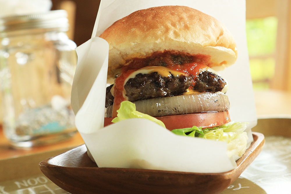 布目ダム　Burger & smoke　ハンバーガーショップ　燻製オニオンチーズバーガー